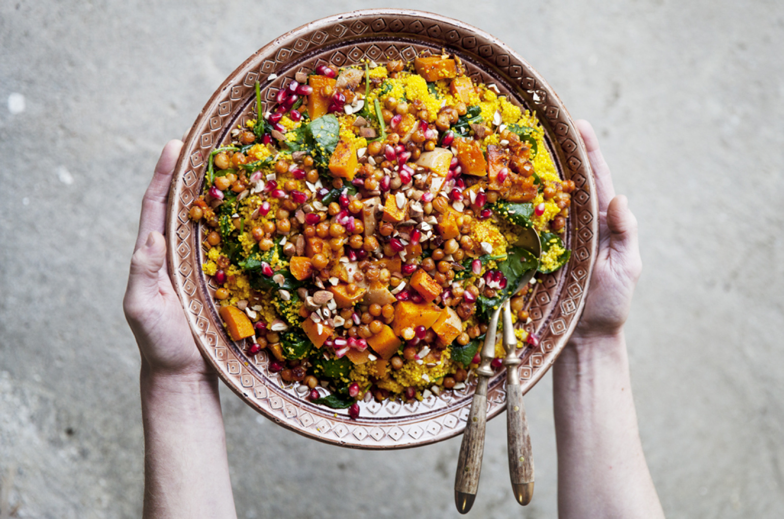 Gyldengul saffranscouscous - et stænk af farve på påskebordet