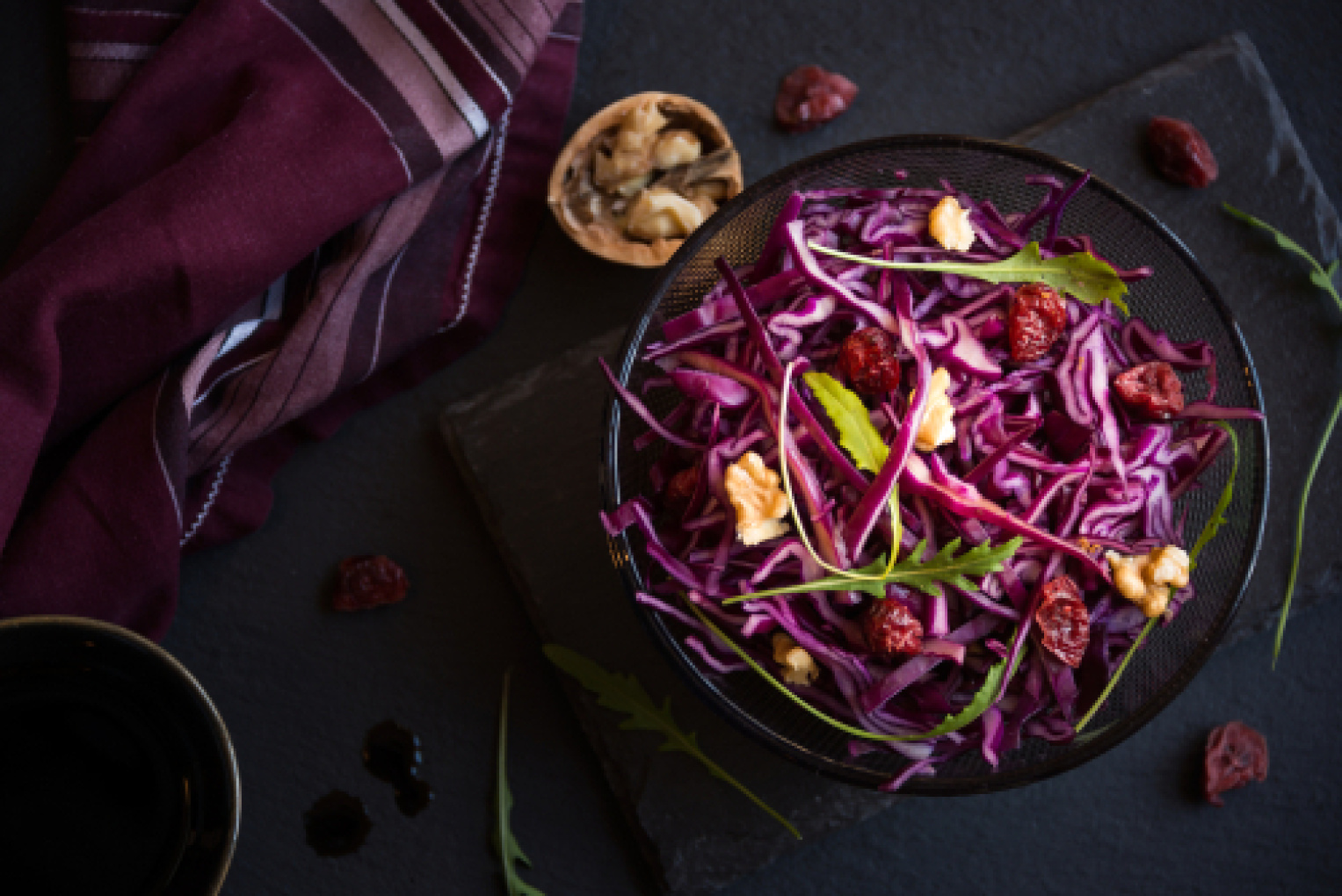 Lav en frisk salat til jul med rødkål, superbær og valnødder