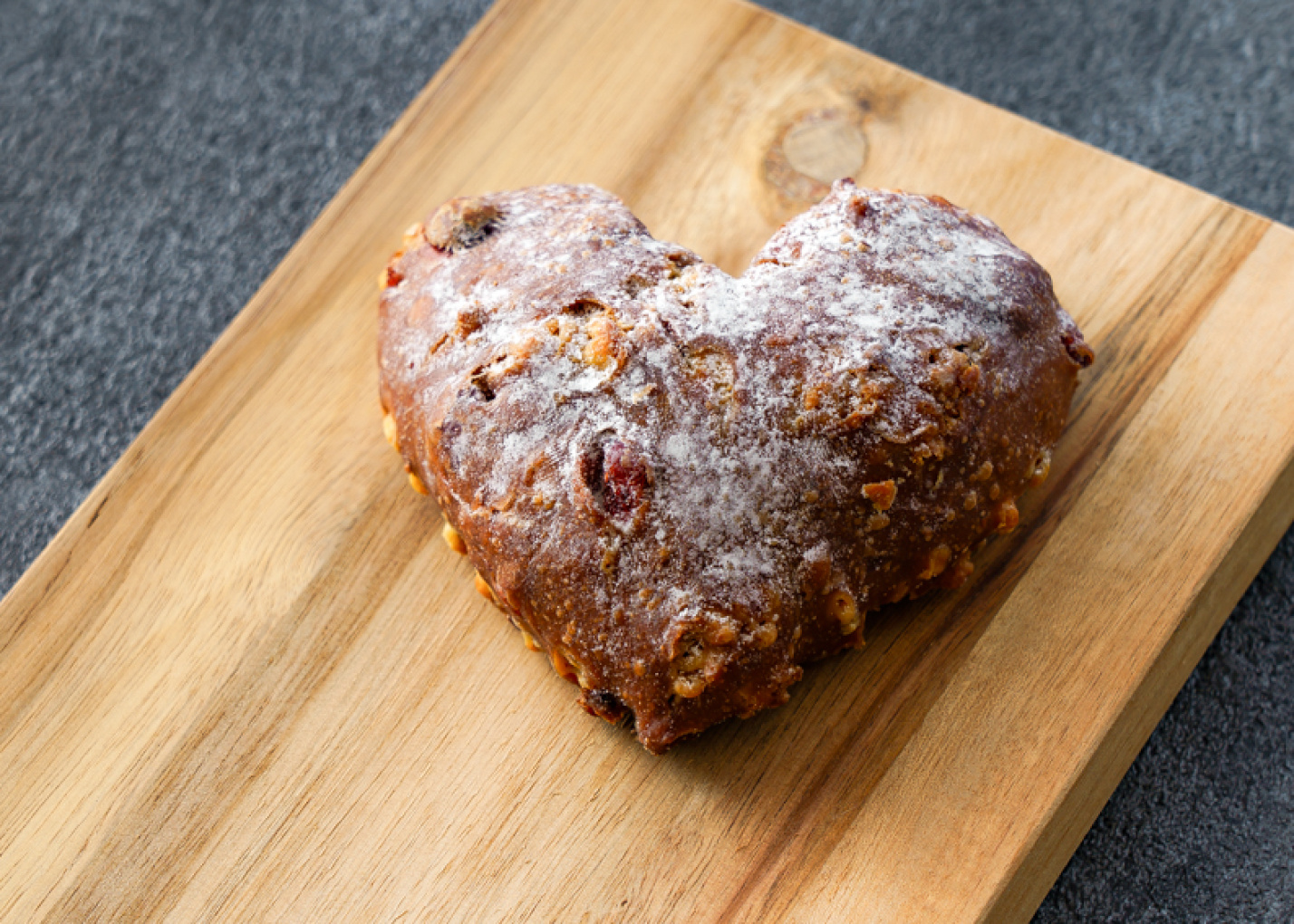 Valnøddebrød med tranebær – perfekt til Valentinsdag