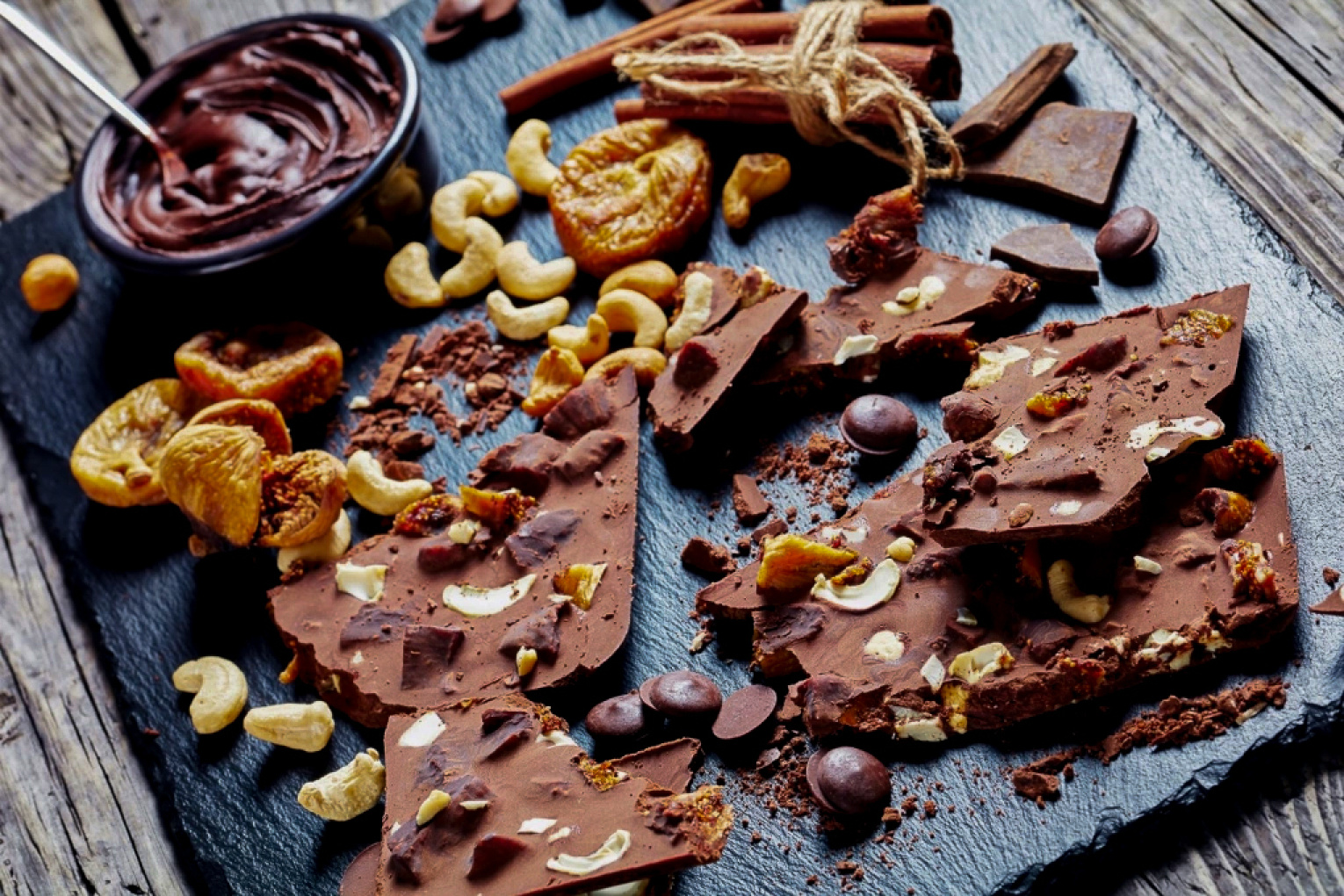 Raw chokoladebark med frugt og nødder