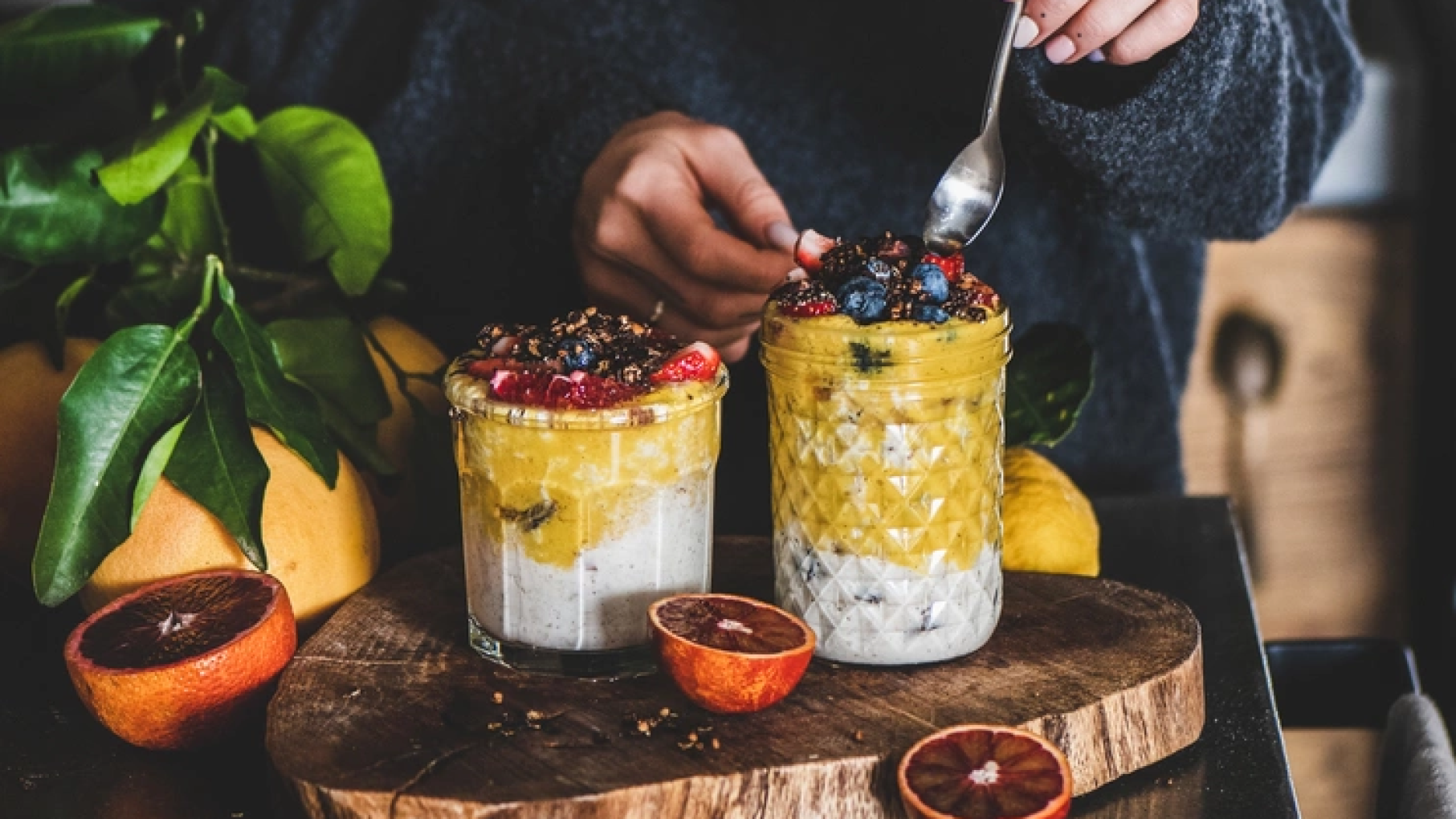 Øg hyggefaktoren i julen med safrankrydret rawgrød