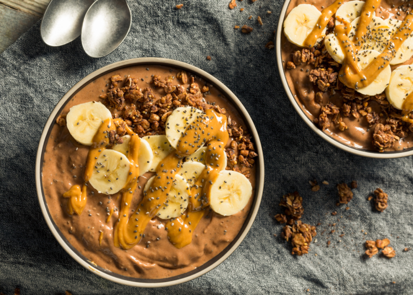Sådan laver du en smoothie bowl med banan, kakao og cashewsmør