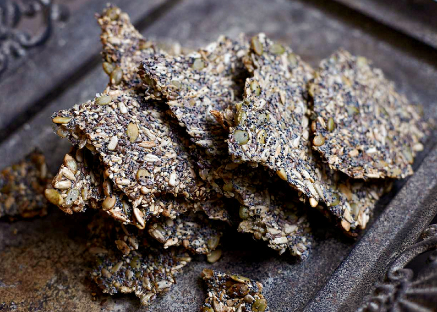 Sorte linseknækbrød med ramsløg & rosmarin - en glutenfri delikatesse