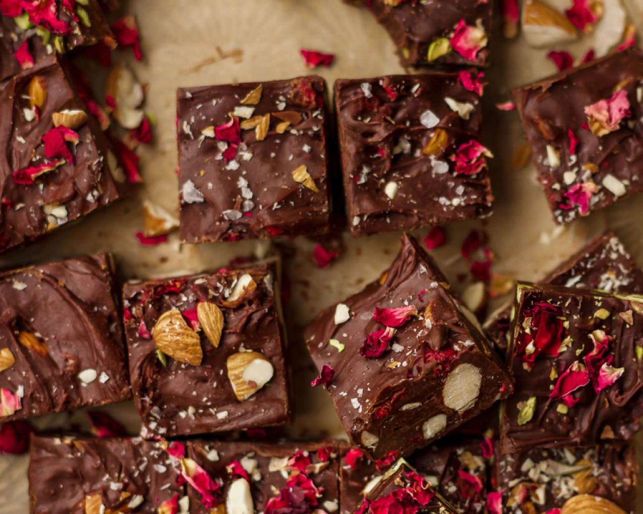 Sådan bager du vegansk fudge med chokolade, pistacienødder og roser