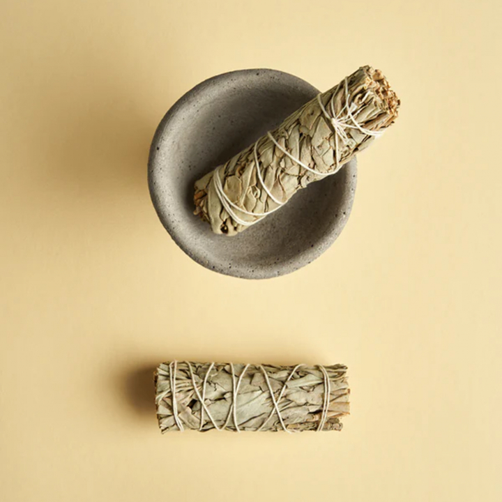 Salvia Smudge Stick i gruppen Hjem & Sjæl / Ritual & Ceremoni / Røgelse, Lys og Dufte hos Rawfoodshop Scandinavia AB (SKU-745)