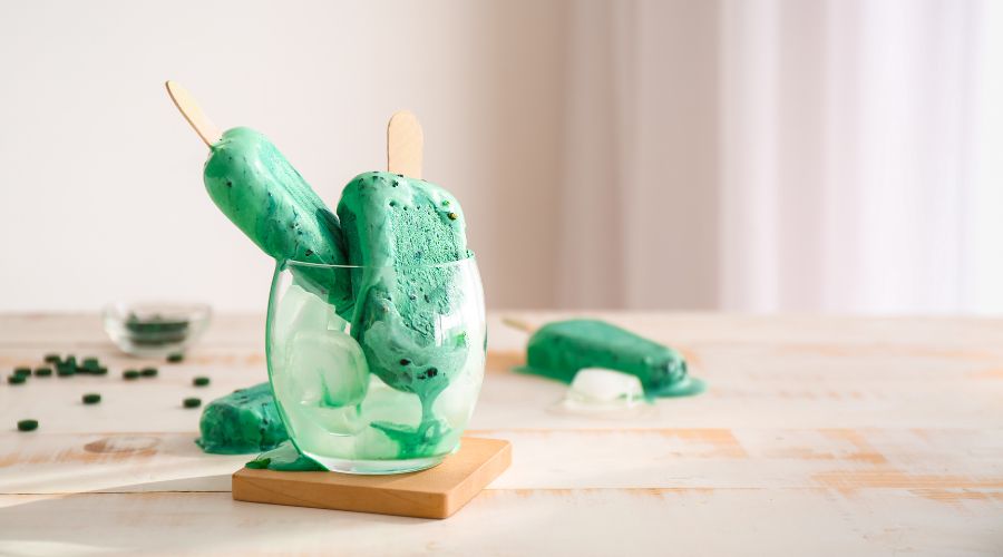 Grøn is med spirulina eller chlorella