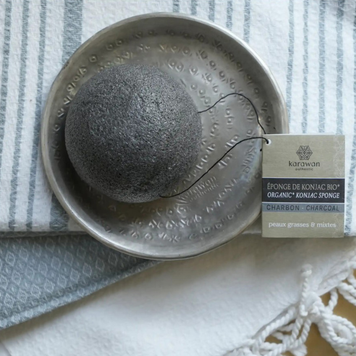 ØKO Konjac Svamp med bambuskul i gruppen Hud & Krop / Ansigt / Svampe hos Rawfoodshop Scandinavia AB (KKONJCH-V-IN10)