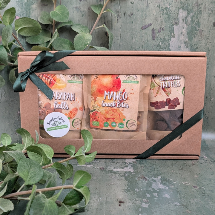 Gaveæske Snacks & Chokolade ØKO 1,2 kg i gruppen Råvarer & Drikke / Slik & Chokolade / Snacks hos Rawfoodshop Scandinavia AB (SNACKSBOX)